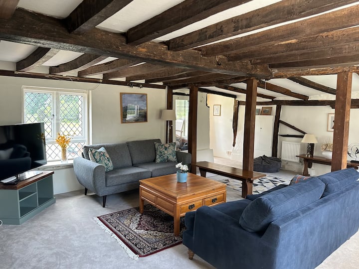 Spacious 5 Bed Country House With Pool And Gardens - England