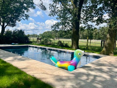 "The Cottage" jacuzzi,pool next to a natural park
