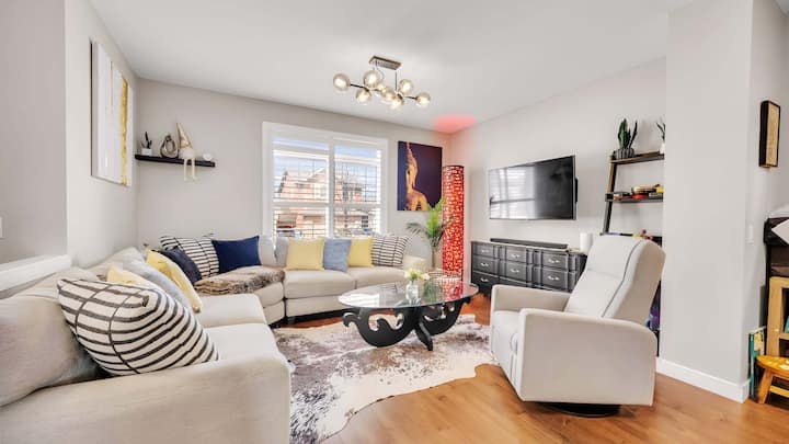 Luxury 3br Home W/ Theatre, Office & Master Spa - Cochrane