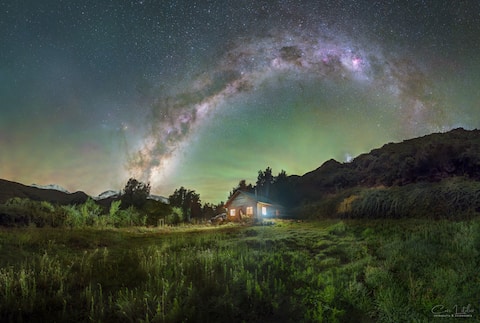 Cabin with a river view and a hot tub in Guaiquivilo Park
