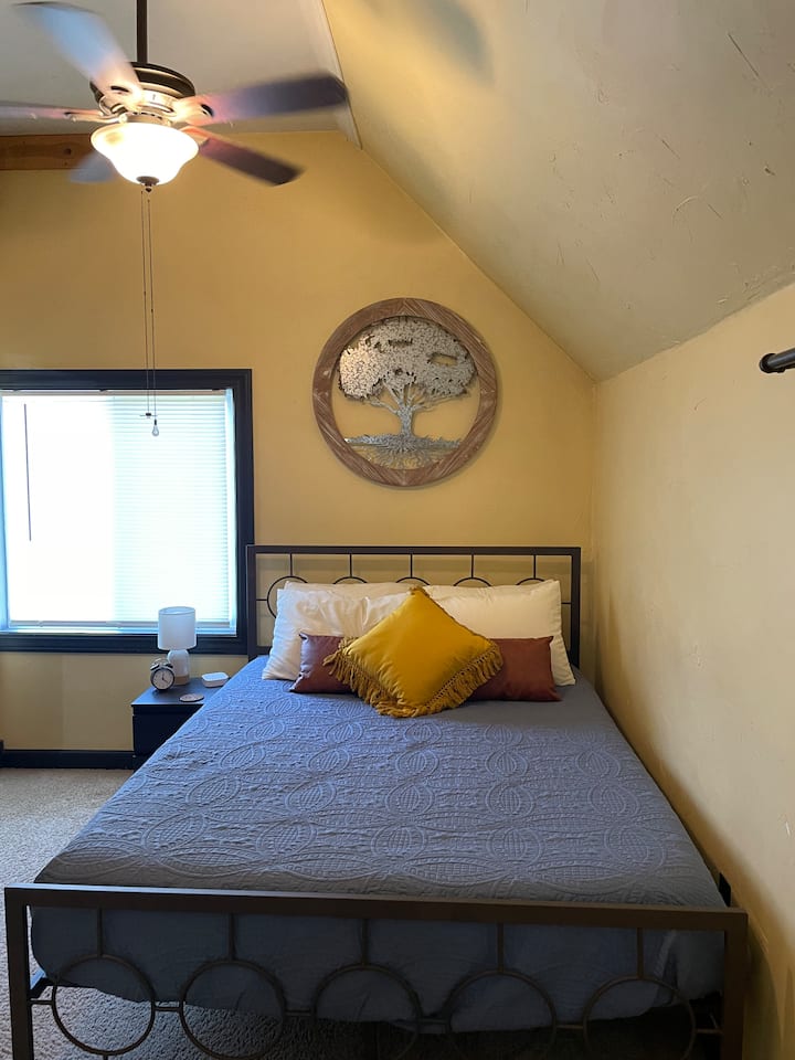 主卧配备标准双人床。 