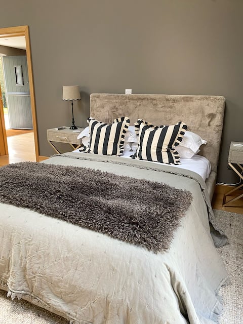 Luxury one bedroom retreat with enclosed garden