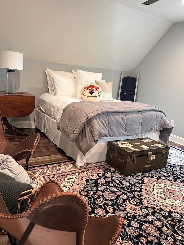 El dormitorio principal es espacioso, cama de matrimonio, espejo de pie, 2 armarios grandes, cómoda y 2 sillas de ala para relajarse. 