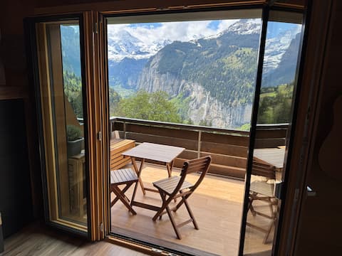 Top performing Airbnb: Cosy apartment for two with breathtaking views in Lauterbrunnen