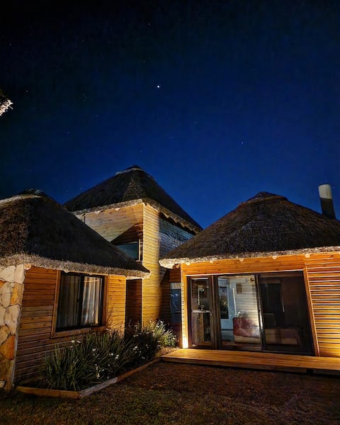 Comfortable cabin. The Quinchos with barbecue.