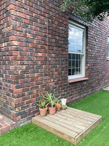 Sans Souci Cottage. A leafy Newlands townhouse. gallery image 3