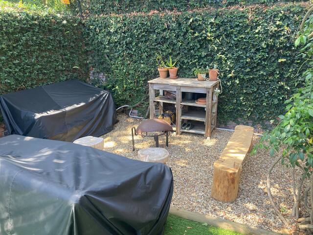 Sans Souci Cottage. A leafy Newlands townhouse. gallery image 2