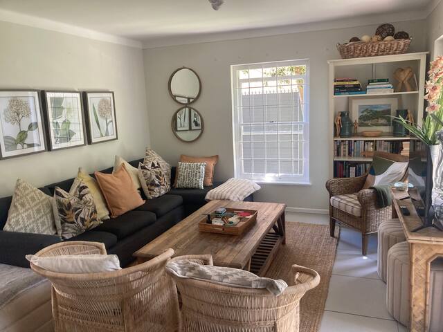 Sans Souci Cottage. A leafy Newlands townhouse.