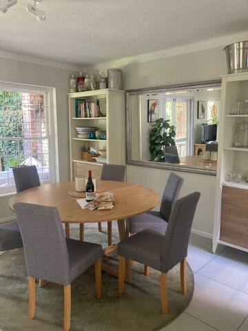 Sans Souci Cottage. A leafy Newlands townhouse. gallery image 4