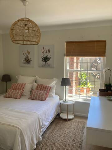Sans Souci Cottage. A leafy Newlands townhouse. gallery image 5