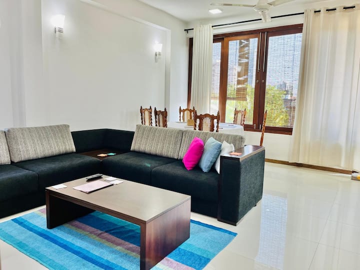 Modern 2br Fully Aircon Condo In Vibrant  Colombo - Colombo