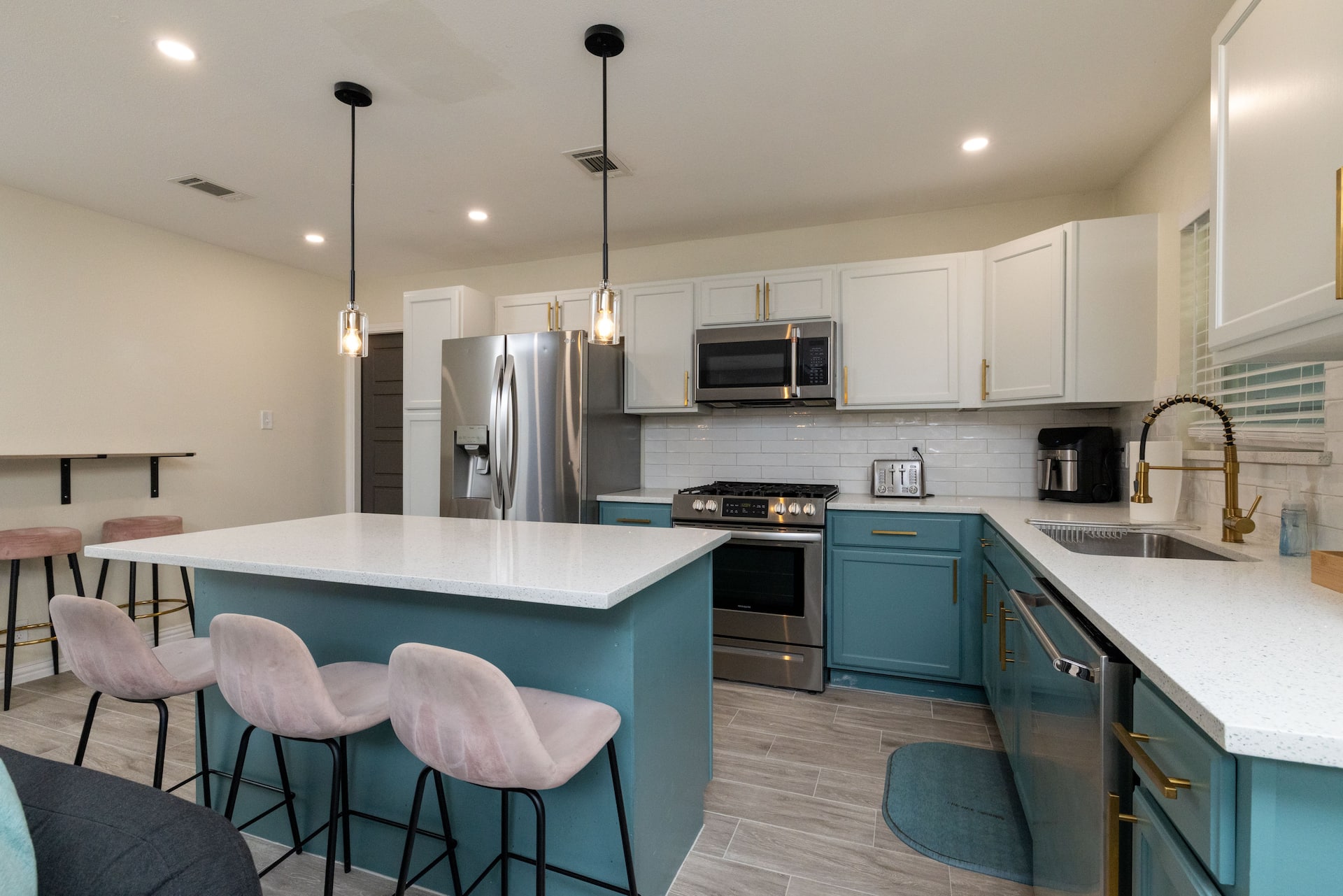 Walk to Marina Park - Sleeps 8 - Near Stockyard
