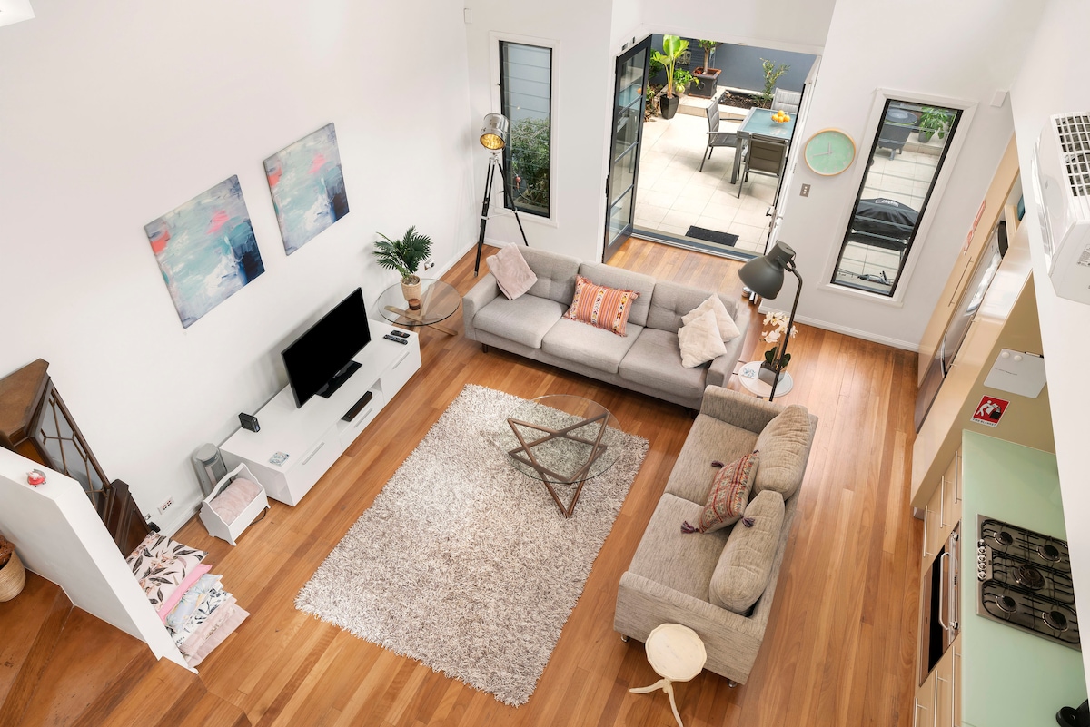 Successful Airbnb property: Stylish, spacious comfort.
Ideal location. in Bondi Junction