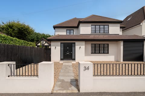 Luxury 4 Bedroom home with large garden