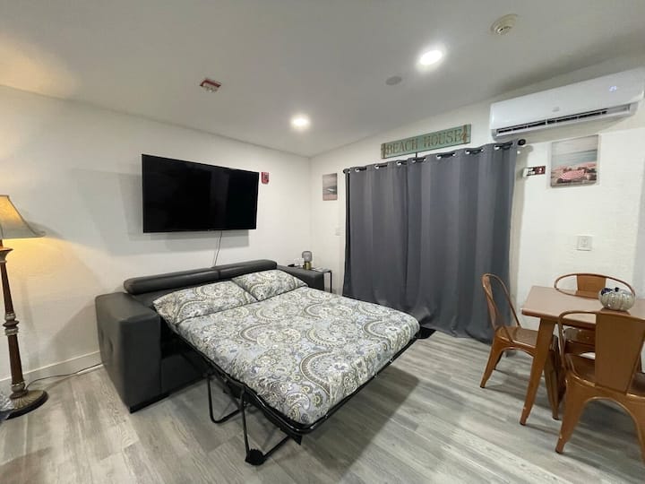 Big Studio W/patio; 7 Mins To Mia Airport. - Miami, FL