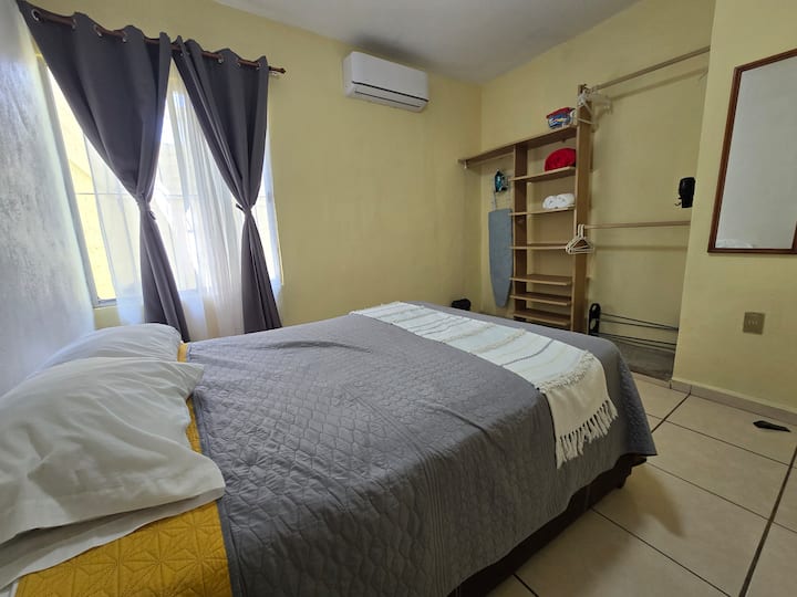 Duerme en la habitación equipada con una cama matrimonial, cuna, aire acondicionado y ventilador. Si por la noche cierras las cortinas blackout, la luz del día no te despertará.