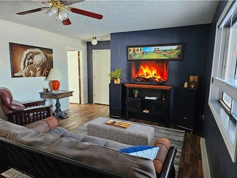 Popular Airbnb listing: Cozy, Lake Views, Ground Level - Golden Anchor #2 in Polson
