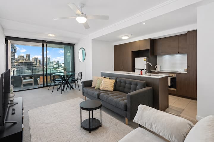 Spacious 2br Apt W/ Pool & Parking Near James St - Brisbane