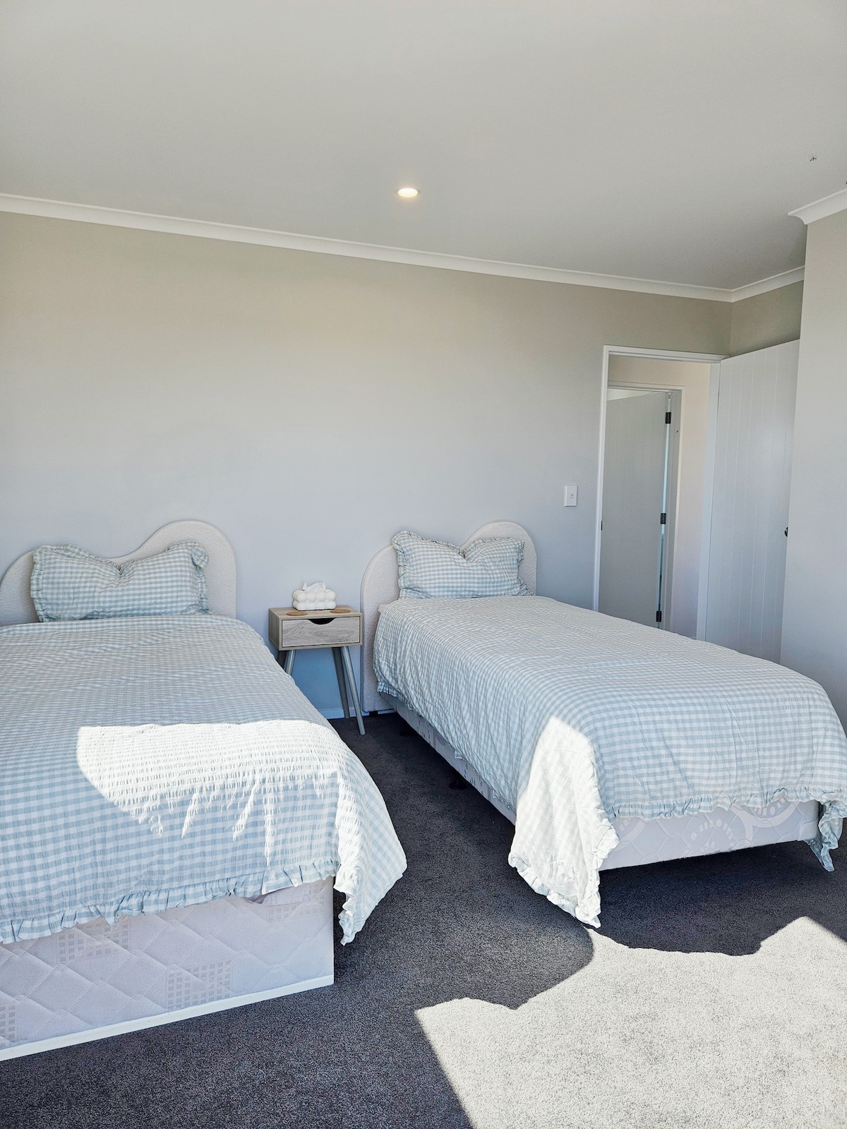 Dhomë gjumi me krevat dopio "king" dhe tek