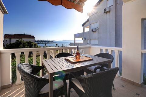 Successful Airbnb property: Cozy apartment, 20m from the sea. in Općina Sukošan