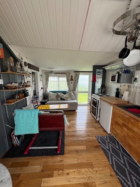 Top Airbnb: Amarillo Wooden chalet hut. Sandy beaches. in Bacton
