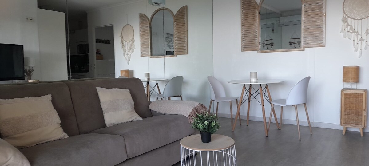 Top Airbnb: Beautiful apartment with sea view, air conditioning, pool. in Théoule Sur Mer