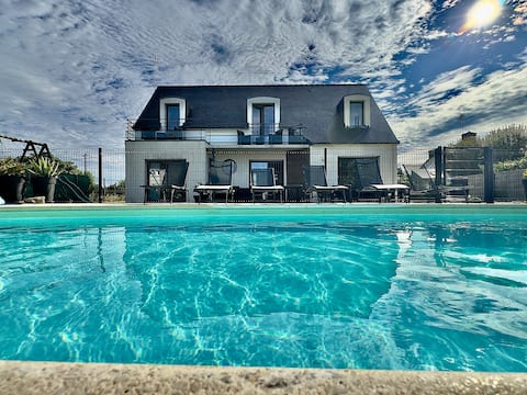 Villa with heated pool 300 m from the sea
