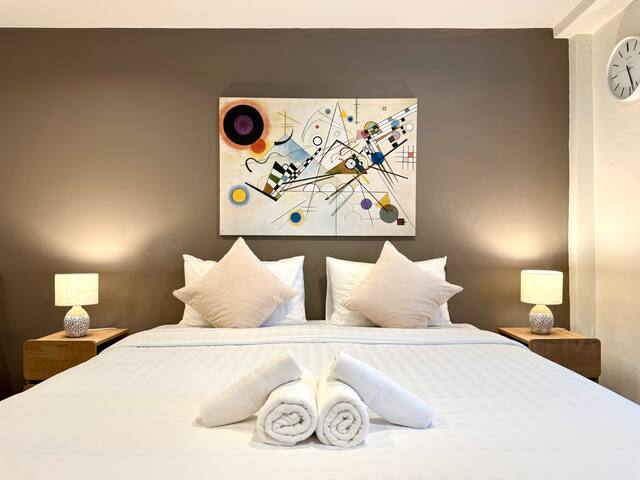 Newly renovated‼︎ 2 luxurious bedrooms en-suite. gallery image 4