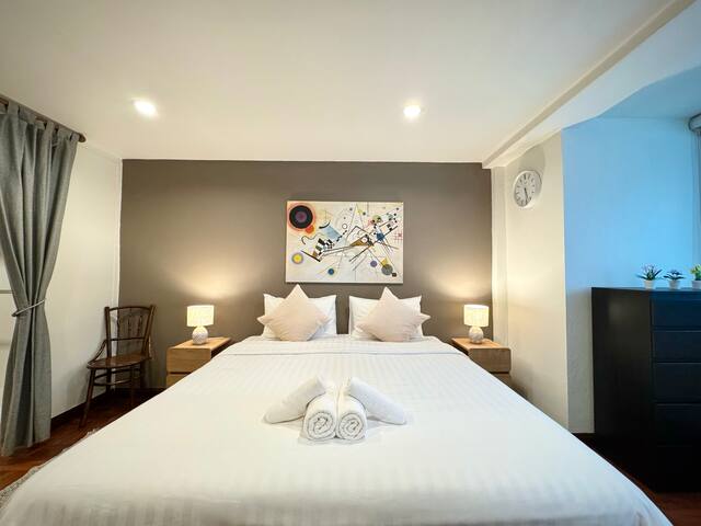 Newly renovated‼︎ 2 luxurious bedrooms en-suite. gallery image 5