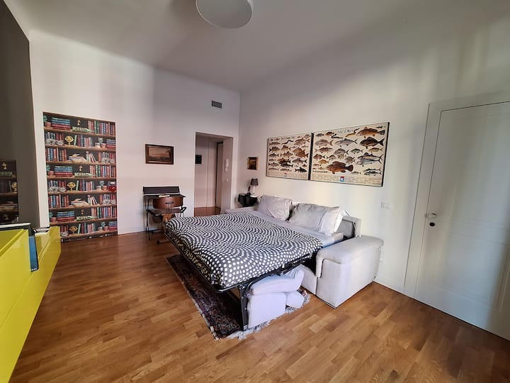 Cómodo sofá cama con un colchón de 21 cm, en términos de comodidad, sin diferencia con una cama tradicional.
¡Por supuesto, encontrarás la cama ya abierta y preparada!