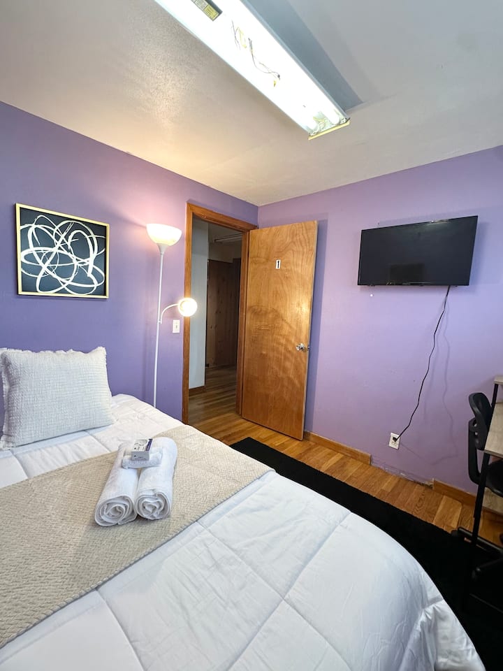 Ამ ცალკე საძინებელში არის ორადგილიანი საწოლი, კომოდი, ჭკვიანი ტელევიზორი და საკმარისი სივრცე თქვენი ნივთების შესანახად.