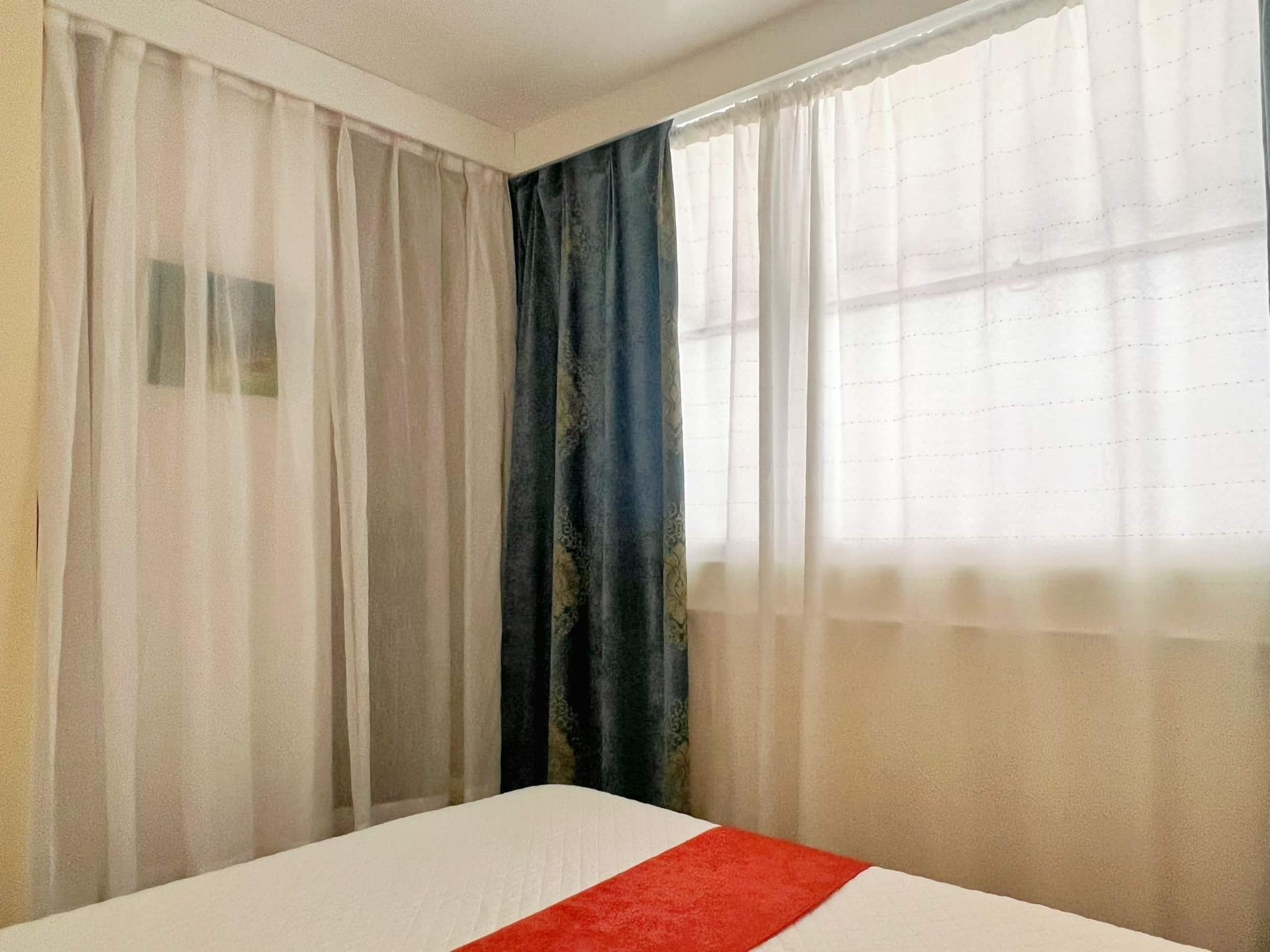 Cushy Waikiki Legally Holiday Apt. Good For 5 - Image 2
