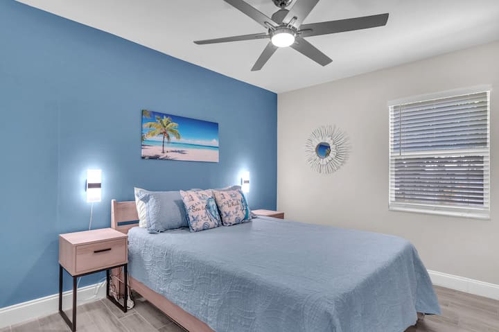 La terza camera da letto dispone di un materasso queen-size, ventilatore a soffitto con telecomando e applique da parete, perfette per rilassarsi con un buon libro. Gli specchi a figura intera in entrambe le camere da letto degli ospiti ti assicurano un aspetto sensazionale dalla testa ai piedi prima di uscire di casa.