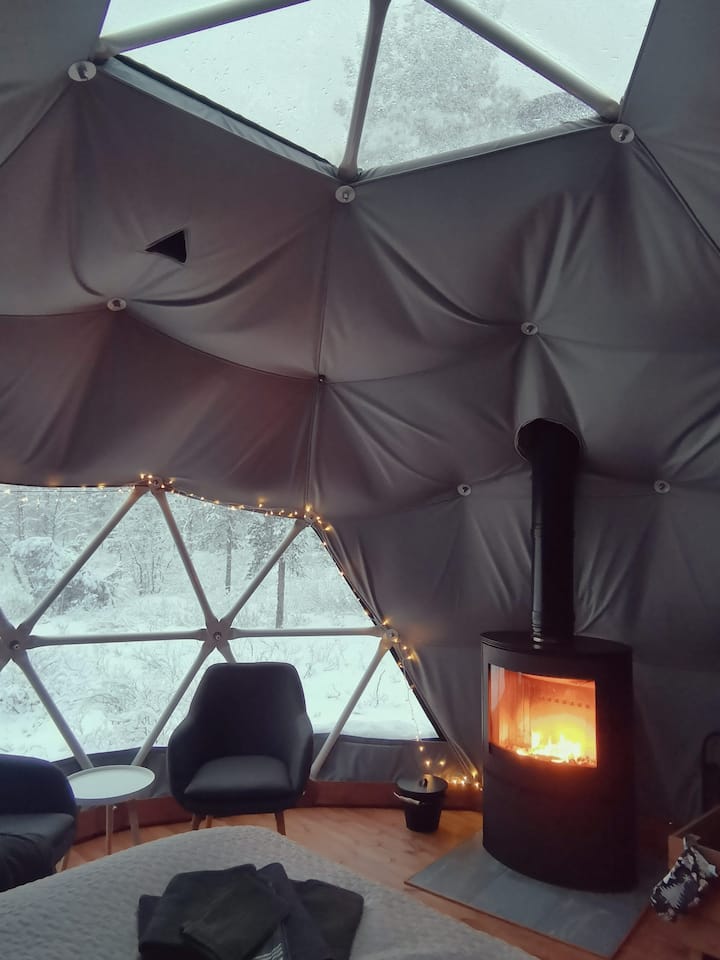 The tent is heated with a wood-burning stove. During your stay, you keep the fire burning by adding firewood, also during the night.