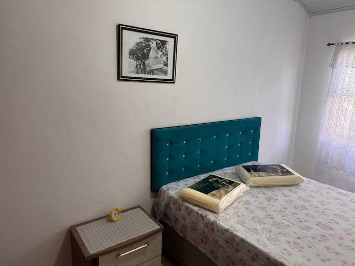 საძინებელი ორადგილიანი საწოლით, ვენტილატორითა და NASA‑ს 2 ვისკო‑ელასტიური ბალიშით.