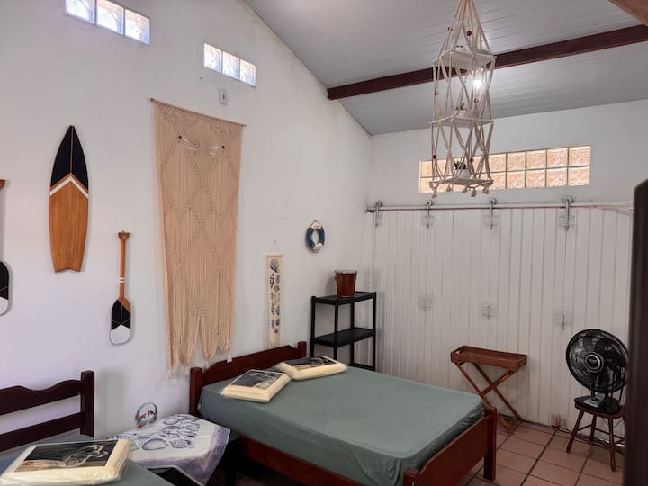 საძინებელი ორი ორმაგი საწოლით, ერთი დიდი საწოლითა და ორი ვენტილატორით.

6 NASA Elastic Visco ბალიში.