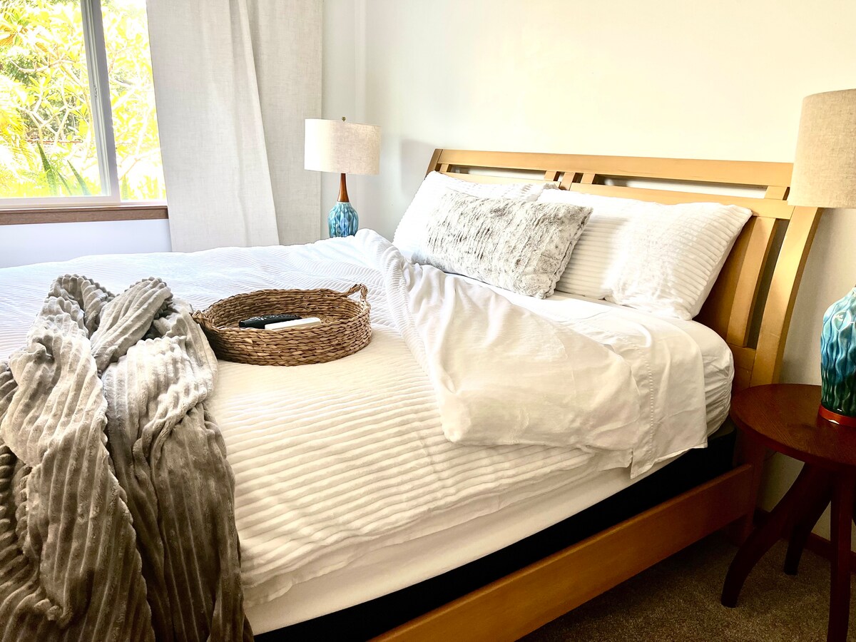 Chumba kikubwa cha kulala na kitanda kizuri cha ukubwa wa mfalme.