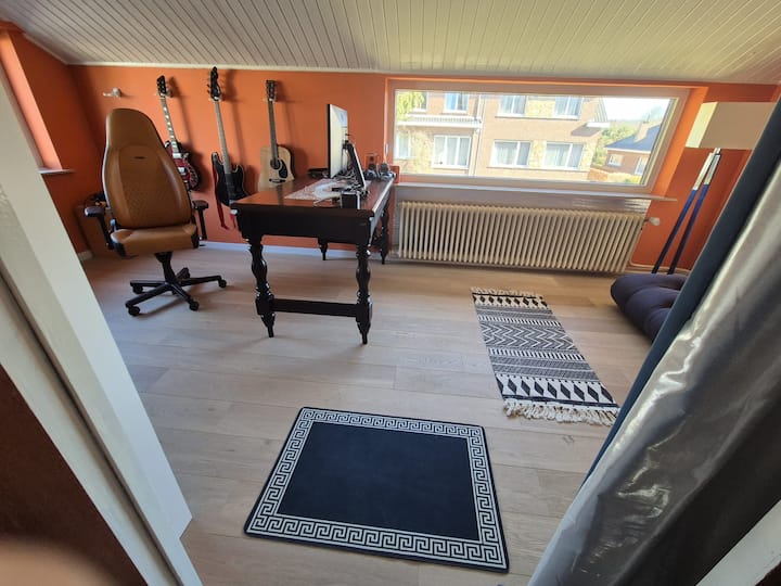 Cette chambre dispose également de deux matelas doubles sur le sol.