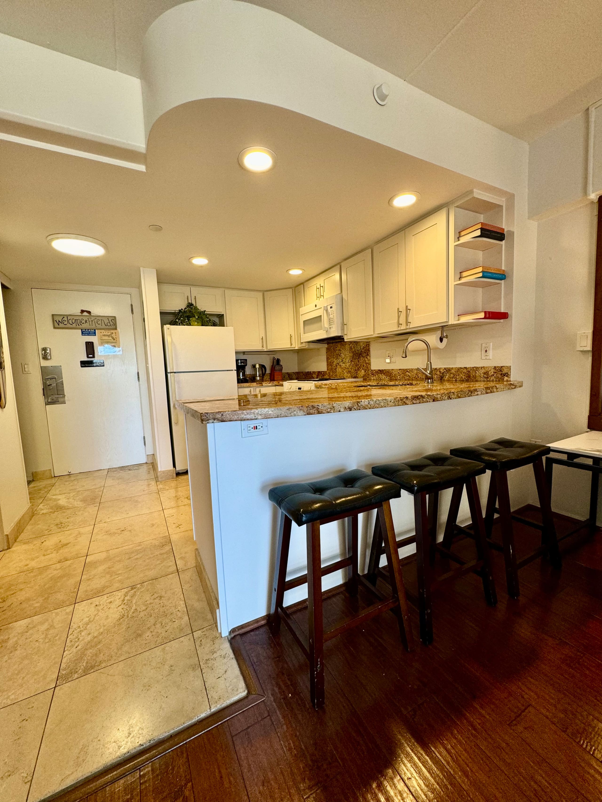Condo in Honolulu · ★4.72 · 1 bedroom · 3 beds · 1 shared bath - Image 7