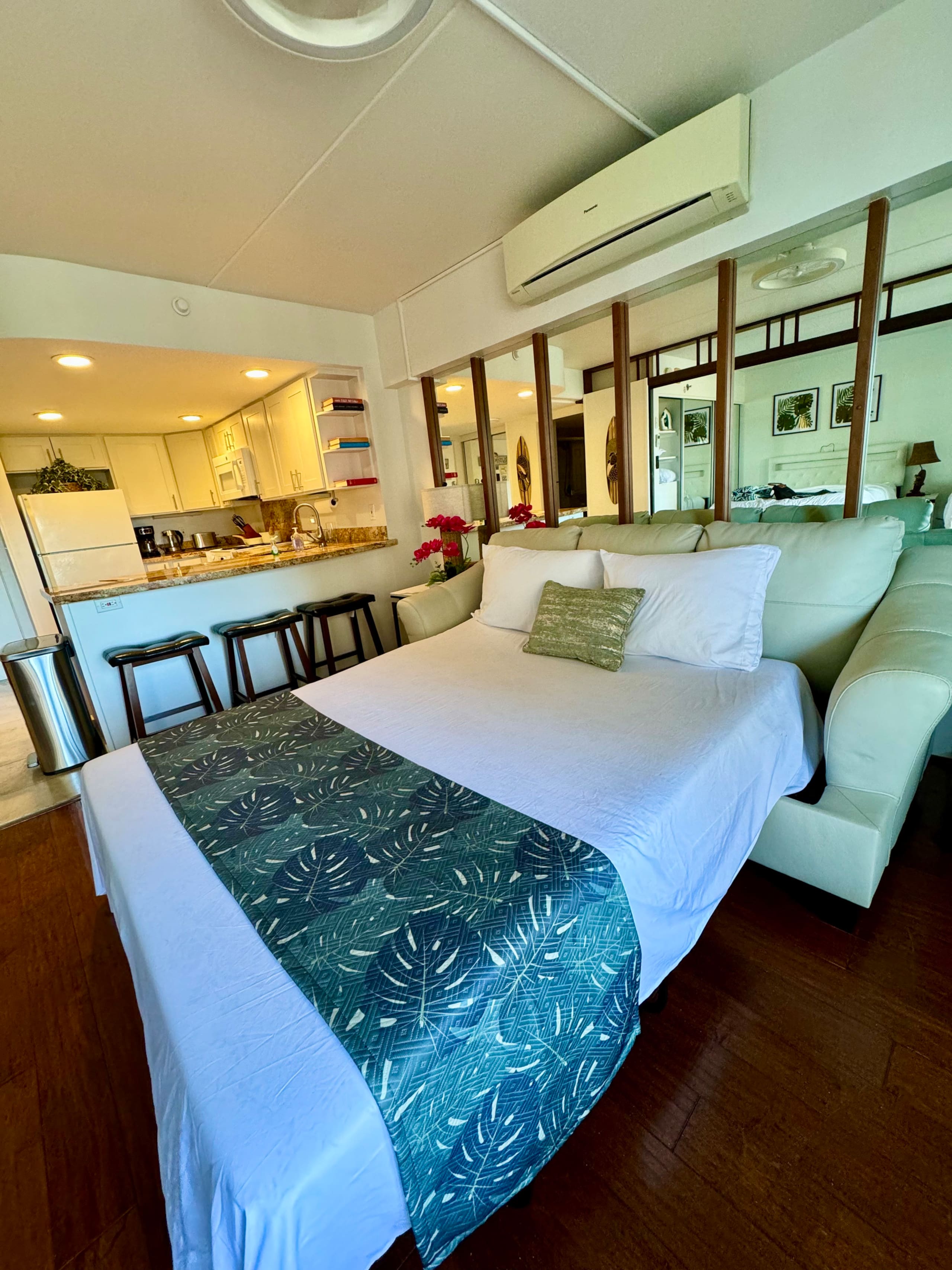 Condo in Honolulu · ★4.72 · 1 bedroom · 3 beds · 1 shared bath - Image 16