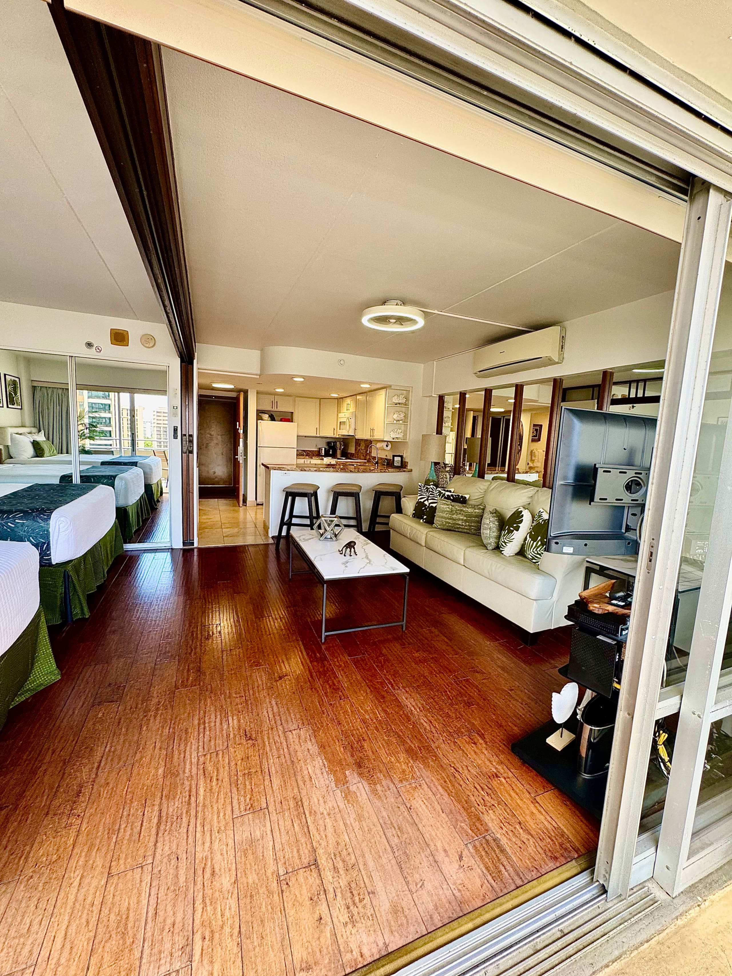 Condo in Honolulu · ★4.72 · 1 bedroom · 3 beds · 1 shared bath - Image 5