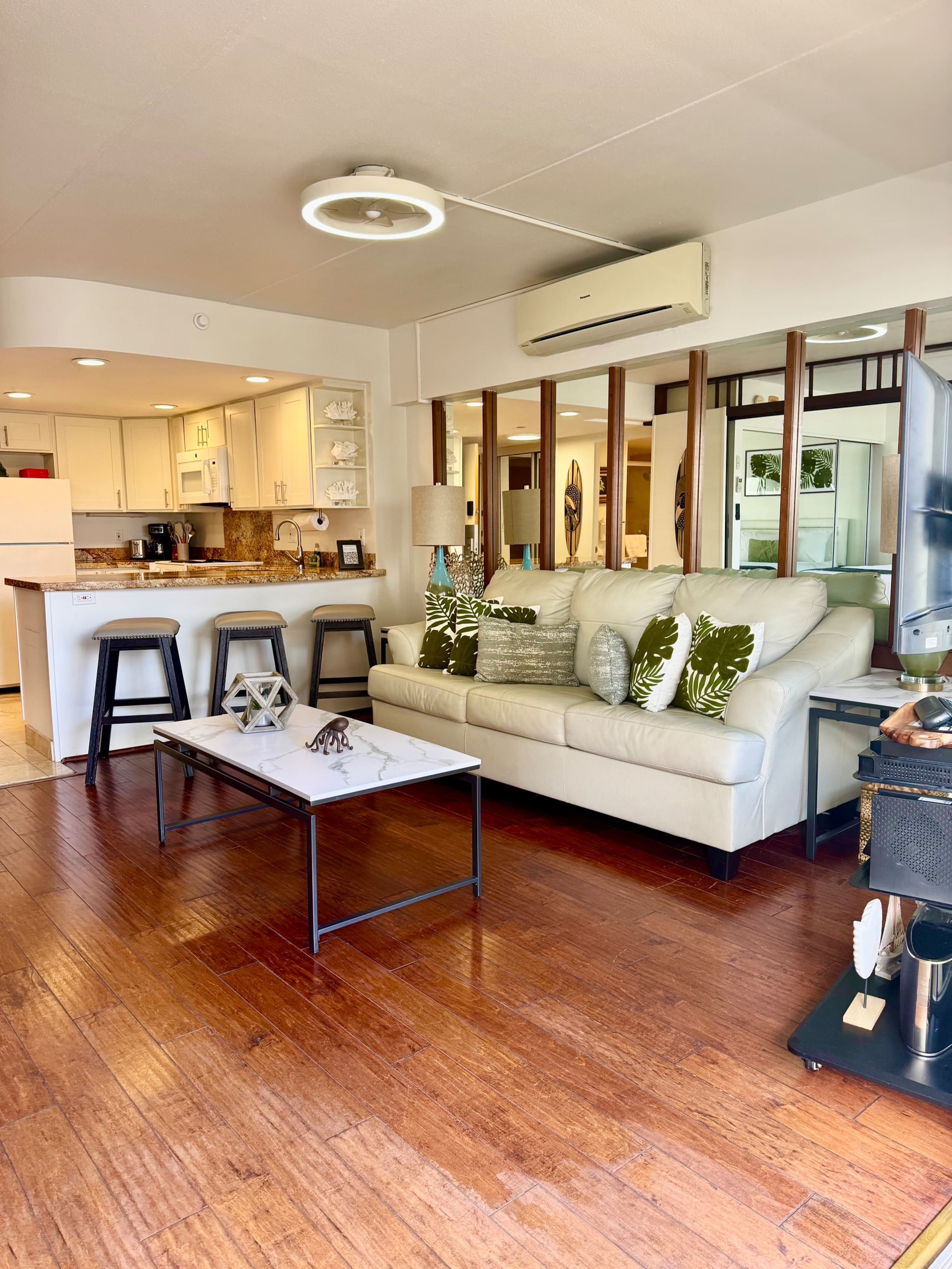 Condo in Honolulu · ★4.72 · 1 bedroom · 3 beds · 1 shared bath - Image 3