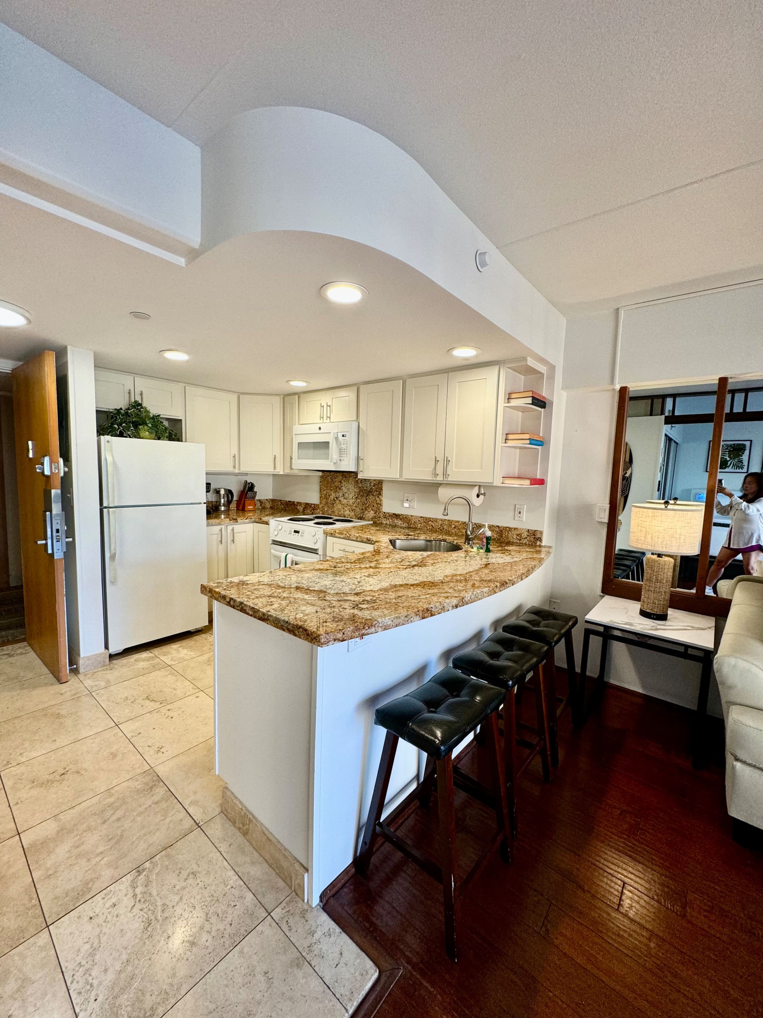 Condo in Honolulu · ★4.72 · 1 bedroom · 3 beds · 1 shared bath - Image 6