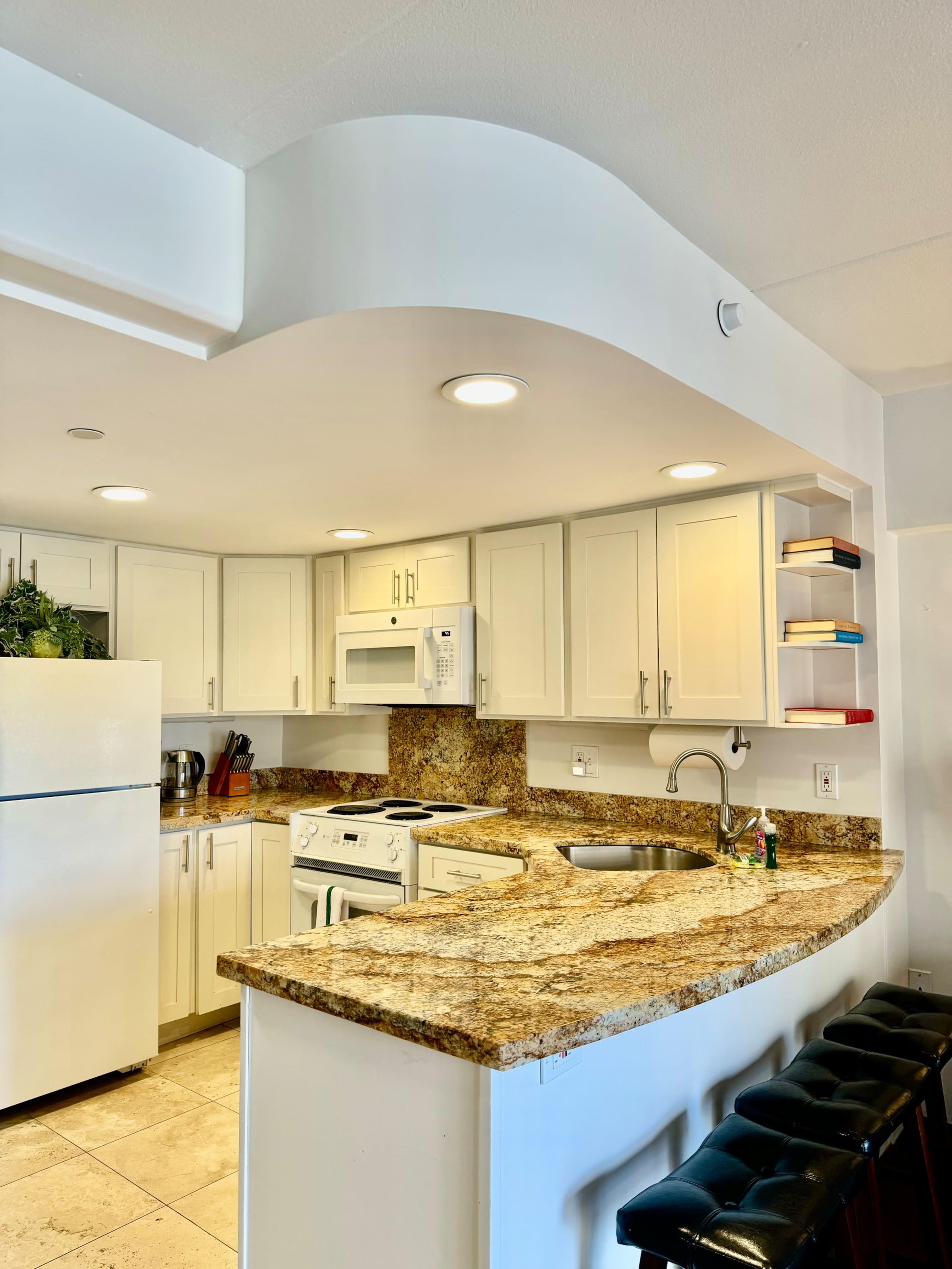 Condo in Honolulu · ★4.72 · 1 bedroom · 3 beds · 1 shared bath - Image 13