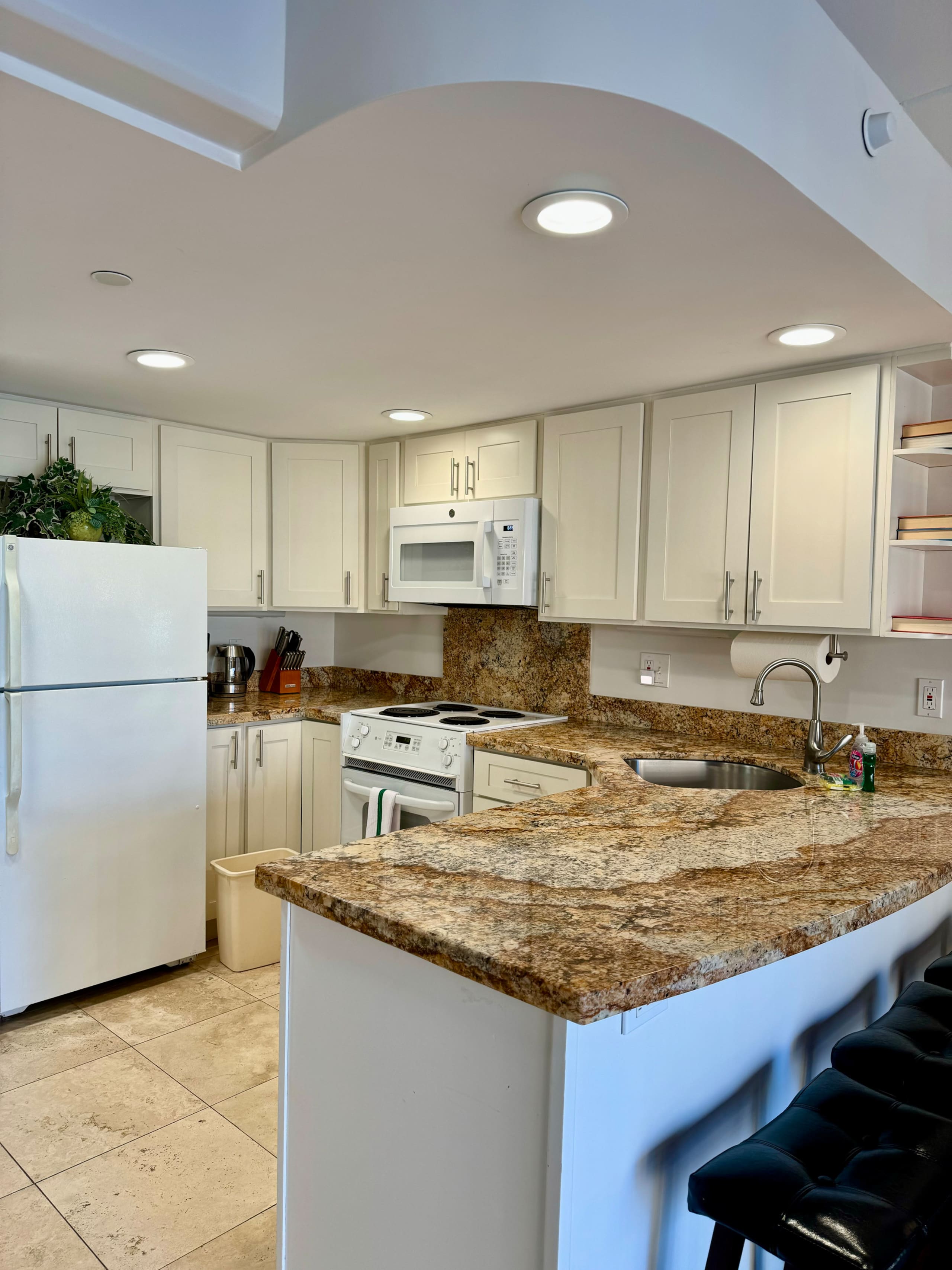Condo in Honolulu · ★4.72 · 1 bedroom · 3 beds · 1 shared bath - Image 8