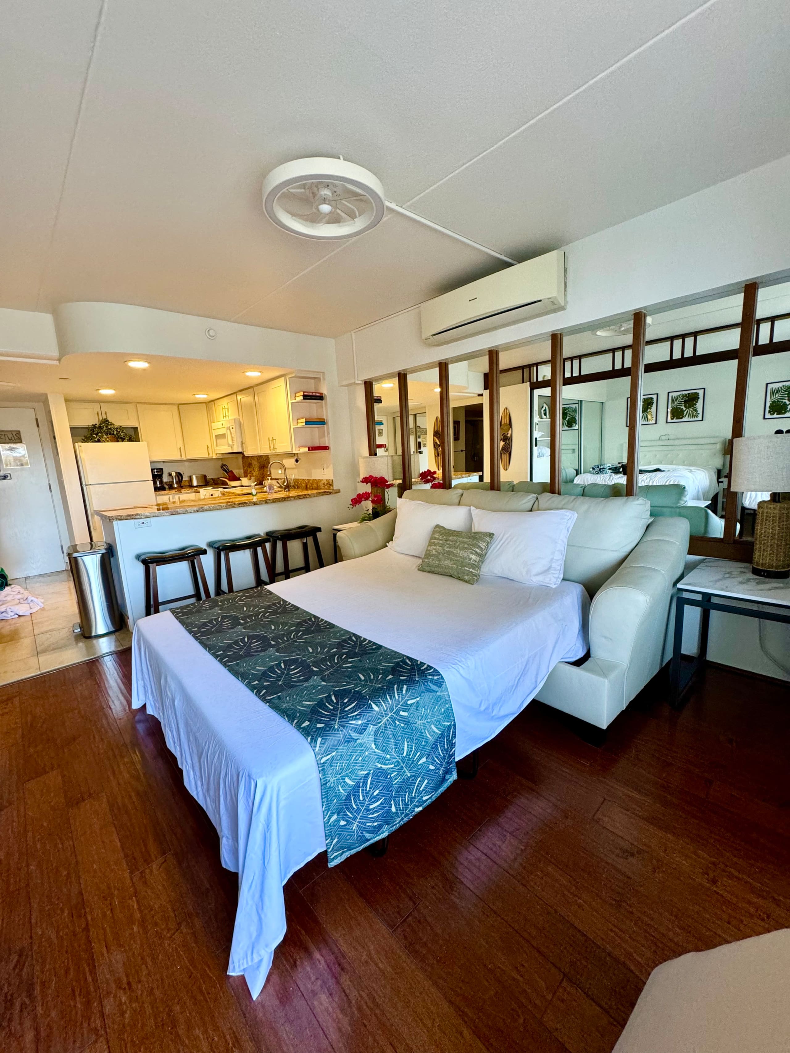 Condo in Honolulu · ★4.72 · 1 bedroom · 3 beds · 1 shared bath - Image 15