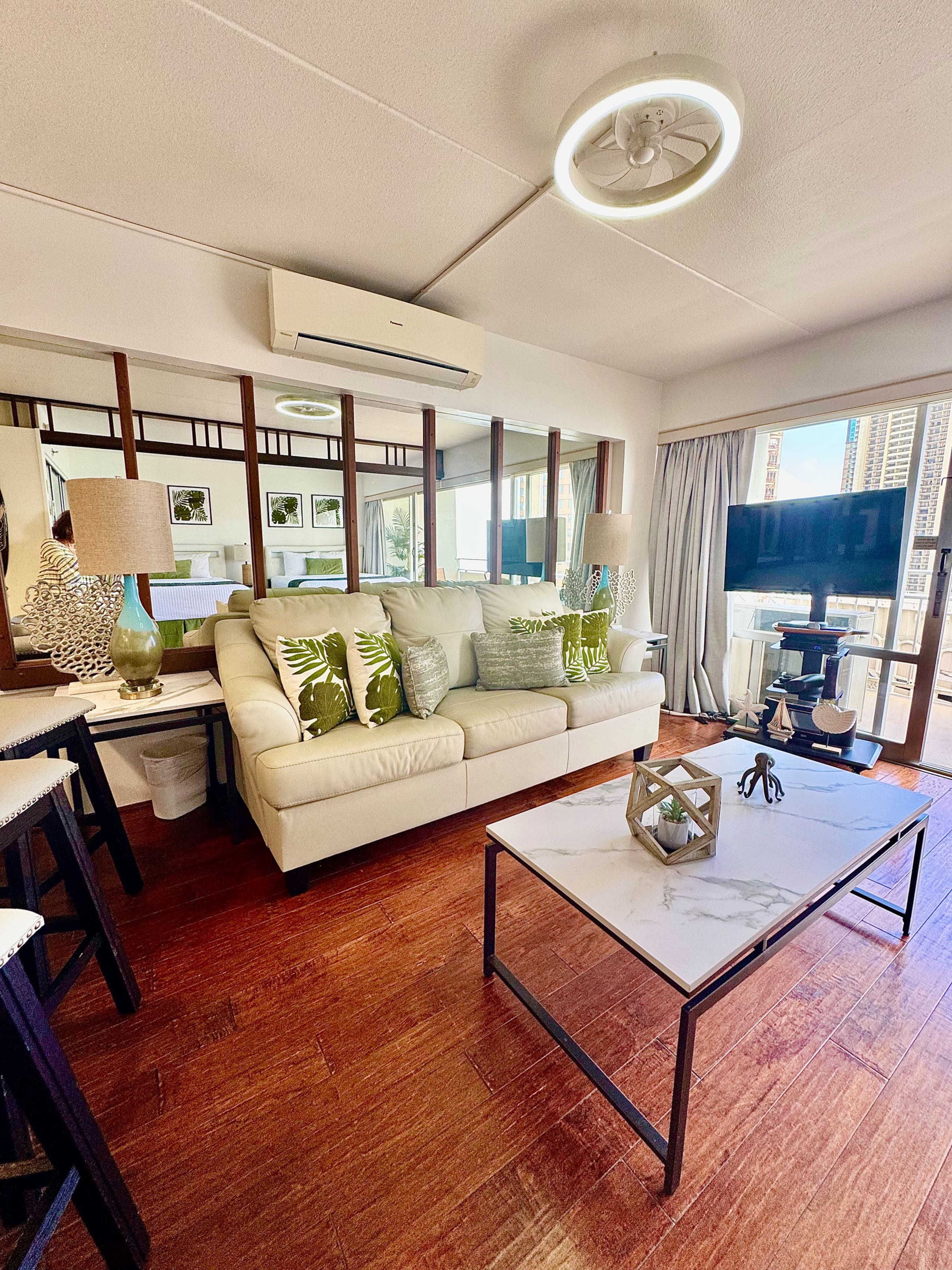 Condo in Honolulu · ★4.72 · 1 bedroom · 3 beds · 1 shared bath - Image 4