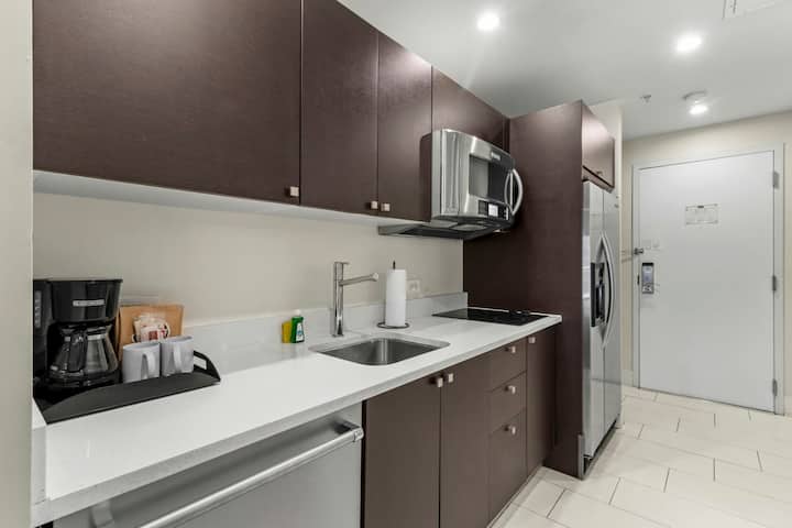 Unwind In Style | 3 Rooms W/ Kitchen+pool Access - Miami Lakes, FL