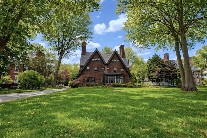 Luxurious Historic Mansion for Families and Groups
