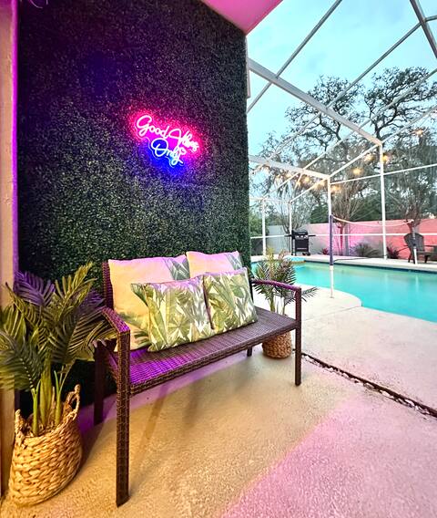 Tropical Getaway, Perfect Home & Great Location